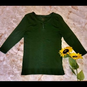 Long sleeve hunter green top.